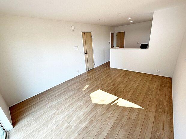 【リビング15帖】 ＬＤＫは縦に一直線。リビングには南側からの日の光がたくさん入ります。 