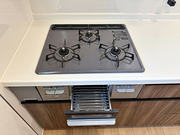 から炊きにより一定の温度に達すると自動で火を止めてくれる安心機能、過熱防止センサー付3口タイプコンロ