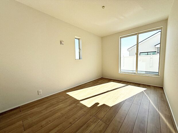 【洋室6.7帖】 ご夫婦の寝室に最適な居室です。家事やお仕事にお疲れなパパ・ママがゆっくり過ごせる空間です 