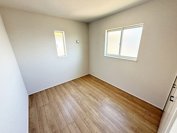 【洋室5.2帖】 2面採光で、晴れの日の日中はいつも明るい室内に。窓を開放すれば気持ちの良い風が入ります。 