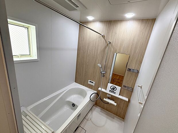 【浴室】 浴室は1坪タイプで親子一緒に入浴しても広くご利用できます！ステップ付きの浴槽は節水効果も。 