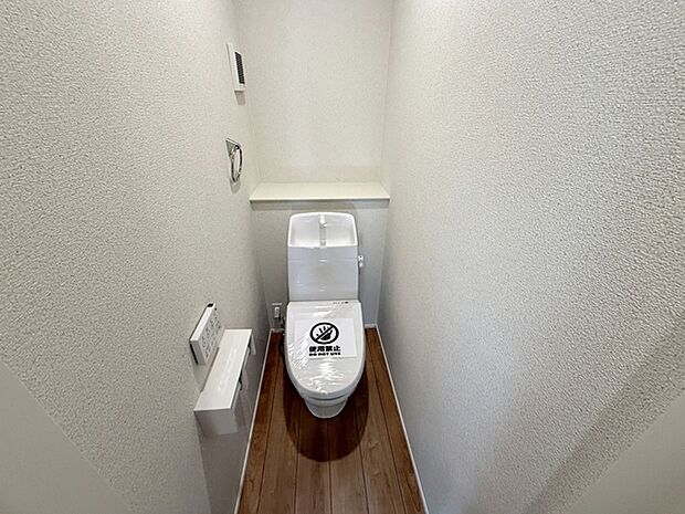【トイレ】 各フロア1カ所ずつシャワー機能付トイレを設置しており、忙しい朝の混雑も解消!