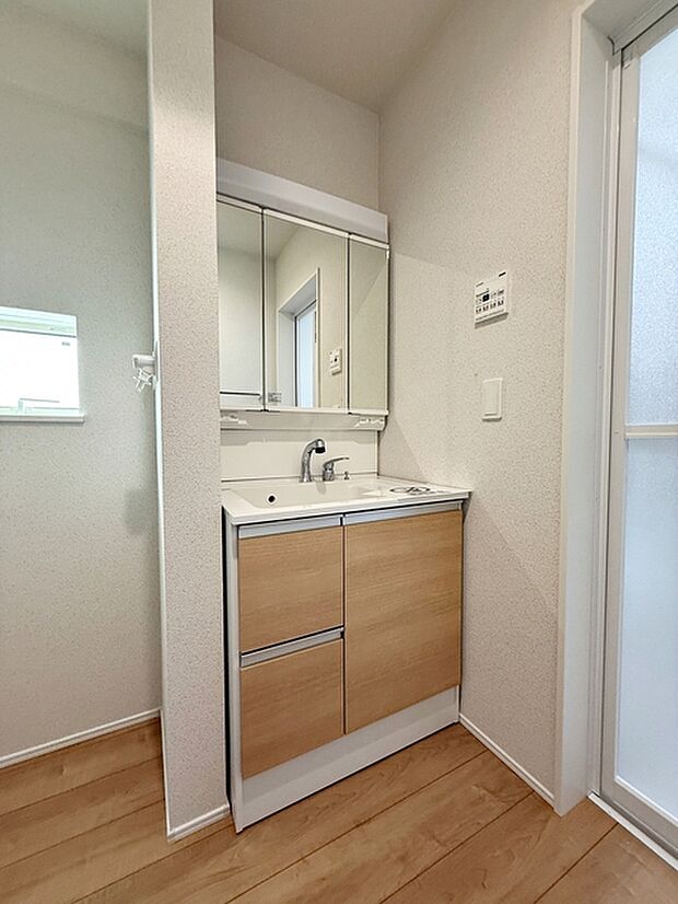 【洗面台】 洗面台の三面鏡の裏には収納があるので、見られたくないものの収納に便利