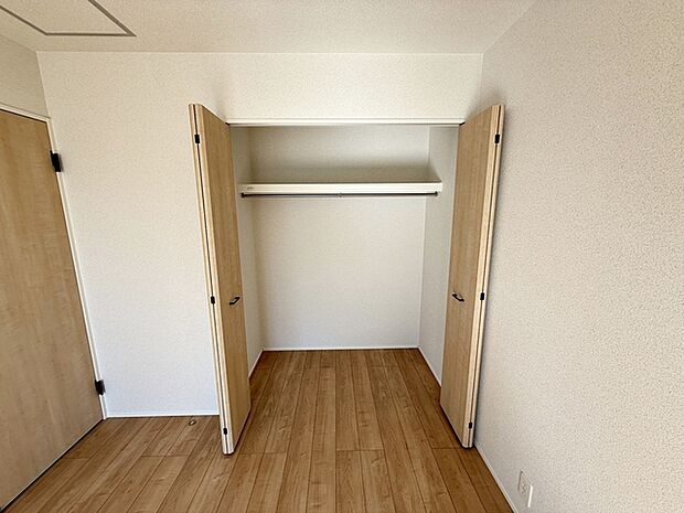 壁面クローゼットがあればタンスを置く必要がなく、出っ張りのないスッキリ空間を維持できます。