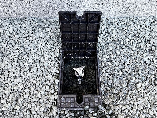 玄関横には散水栓が設置されています!お庭の水撒き、洗車、お掃除、お子様の水遊びなど便利です!