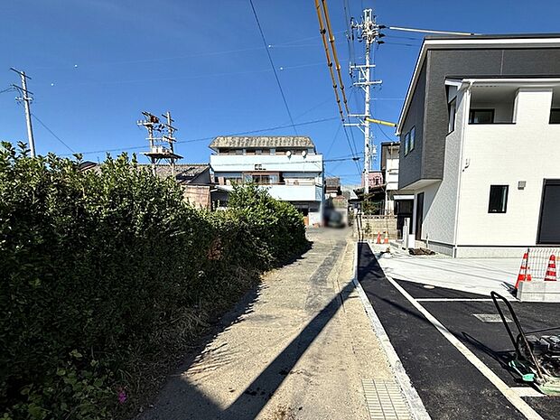前面道路：西側約3ｍ幅。前面道路は車通り少ないのでお子様も安心して暮らせる環境です  