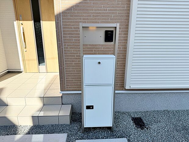 ポストやインターホン等一体型のシンプルな門柱が標準設備！ 