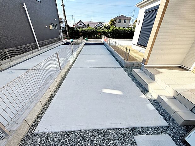 コンクリート駐車場で見た目もオシャレ。車体やタイヤに負担がなく駐車可能な駐車場