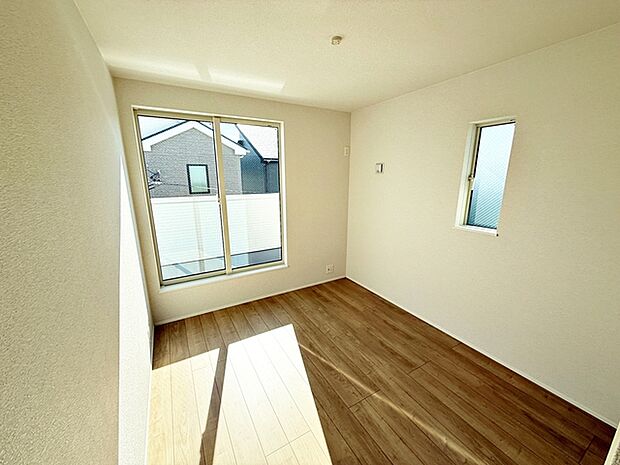 【洋室5.2帖】 バルコニーに続く大きな窓があり、洗濯物やお布団などをそのまま部屋に取り込むことができます。