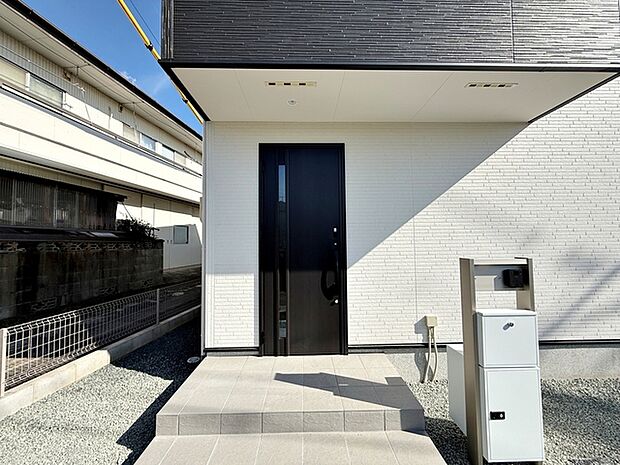 雨の日の出入りも濡れにくい玄関ポーチ 