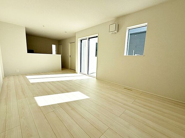 【リビング16.7帖】 沢山の光が差し込む明るいリビングは、開放的で心地よい空間です。自然と家族が集まり幸せな時間が流れます。 