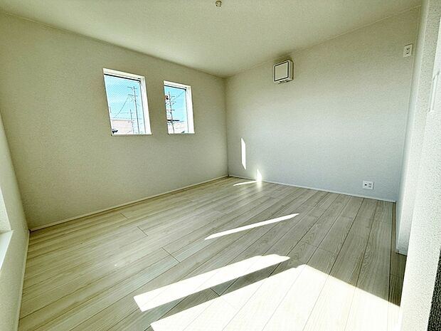 【洋室7.2帖】 南向きならではの恵まれた採光・通風。明るいお部屋は開放感がありますね。 