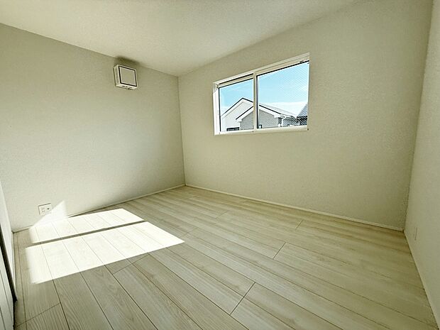 【洋室6.5帖】 腰窓で机や家具の配置がしやすい洋室6.5帖。子供部屋や書斎にもオススメです！ 