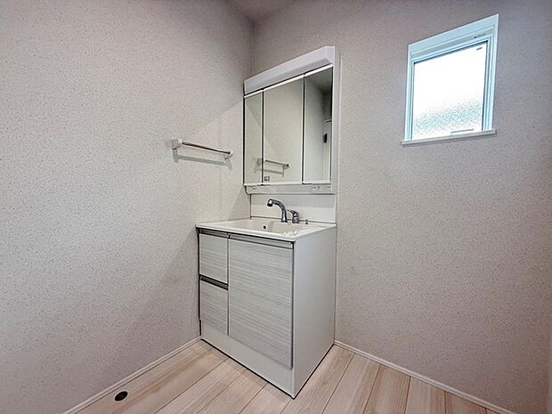 【洗面台】 洗面台の三面鏡の裏には収納があるので、見られたくないものの収納に便利 