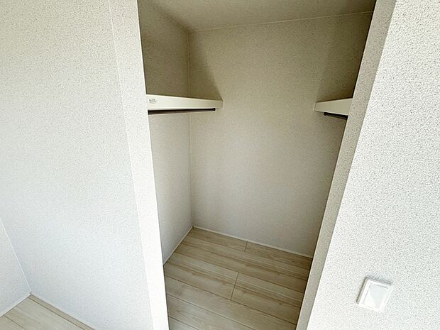 【ウォークインクローゼット】 WICは洋服、帽子、バッグなど全て収納可能！お部屋がスッキリ整理整頓できます！ 