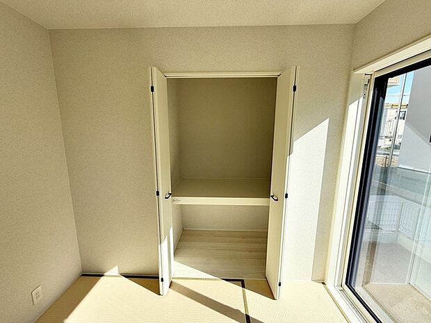 来客用の布団などもスッキリ収納することができますね！ 