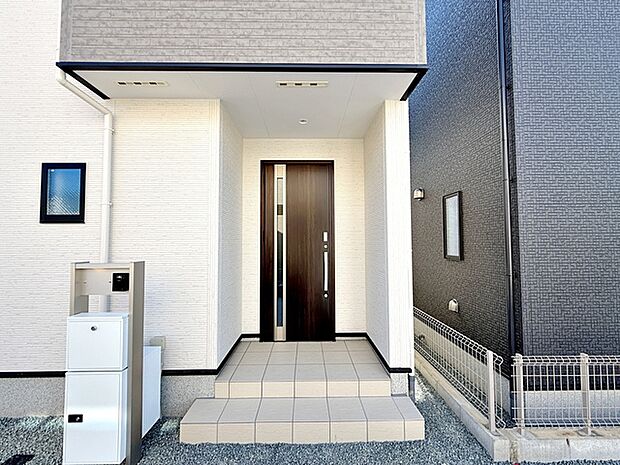 【玄関】 玄関が深い位置にあるので雨に濡れることなく身支度ができます 