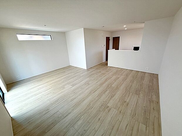 【リビング20帖】 家族がのびのびと過ごせる場所です！大きな窓のあるリビングは、陽光あふれる明るい空間です。居心地良く、憩いの空間となりそうですね。 