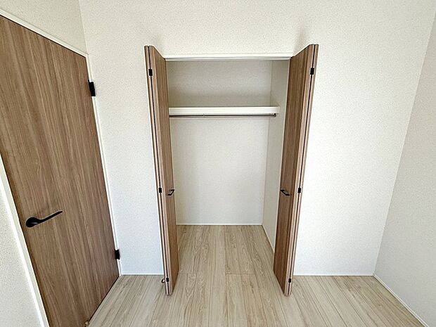 【クローゼット】 壁面クローゼットがあればタンスを置く必要がなく、出っ張りのないスッキリ空間を維持できます。  