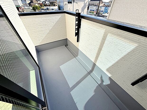 【バルコニー】 バルコニーはコンパクトにすることでお掃除が楽々です 