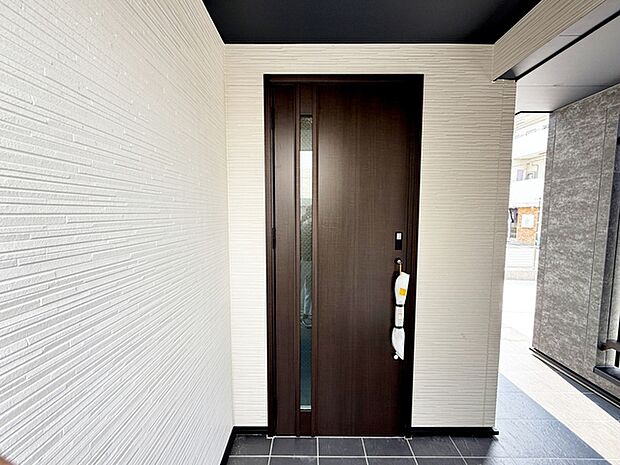 雨の日の出入りも濡れにくい玄関ポーチ 