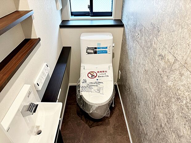 【トイレ】 各フロア1カ所ずつシャワー機能付トイレを設置しており、忙しい朝の混雑も解消!収納に便利な棚付きです。