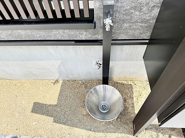 お庭の水撒き、洗車、お掃除、お子様の水遊びなど便利な立水栓!