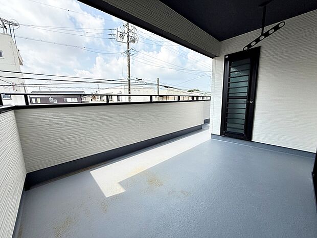 2部屋からアクセス可能なインナーバルコニー。急な雨の日の洗濯物も安心です！天気の良い日は、ご家族の洗濯物・お布団をまとめて干せます 