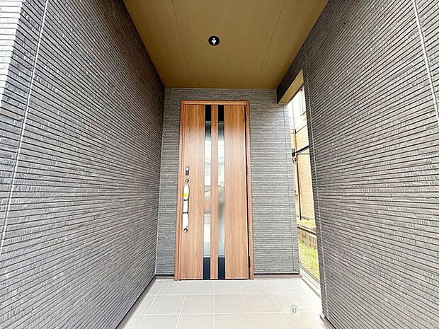 【玄関】 玄関が深い位置にあるので雨に濡れることなく身支度ができます