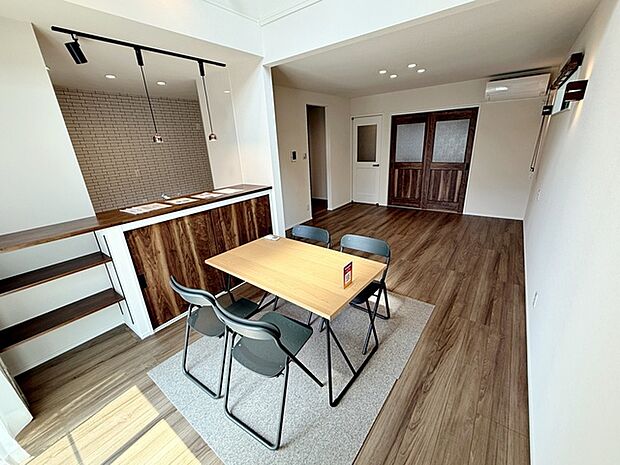 【リビング20.7帖】 ＬＤＫ上部を吹き抜けにすることで開放感のある空間に。自然光の明かりで心地よく快適に過ごせます。