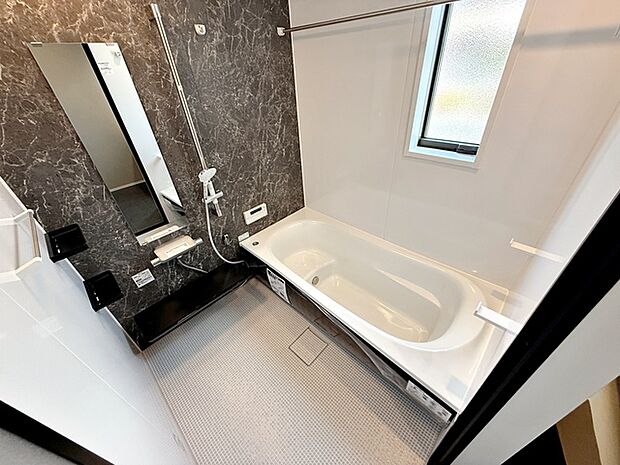 【浴室】 ゆったり入れる浴槽、一坪サイズのゆとりの空間。一日の疲れを癒してくれるくつろぎのバスタイムを… 