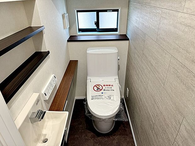 【トイレ】 ごちゃごちゃしがちなトイレも壁面収納付でお掃除道具スッキリ収納  