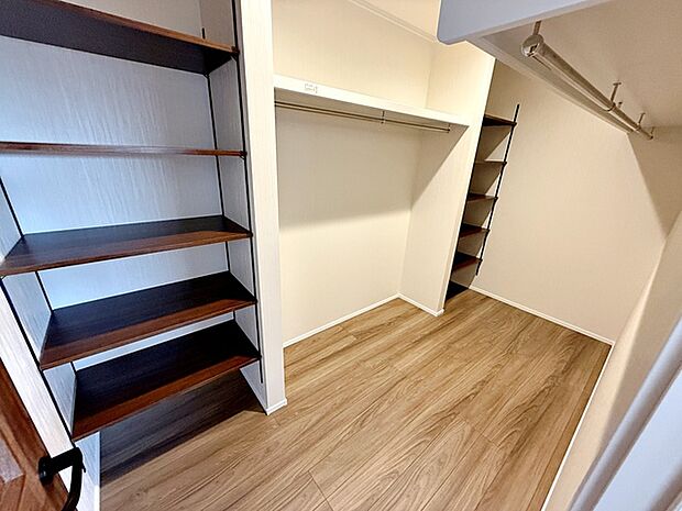 【ウォークインクローゼット】 WICは洋服、帽子、バッグなど全て収納可能！お部屋がスッキリ整理整頓できます！ 