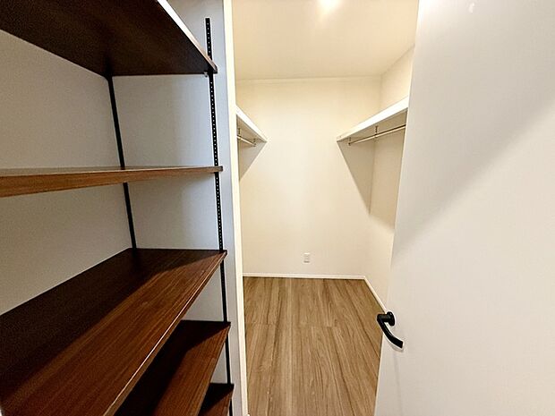 【納戸】 ひな人形や五月人形、クリスマスツリーなど時期限定の物を保存しておくのに便利な場所です