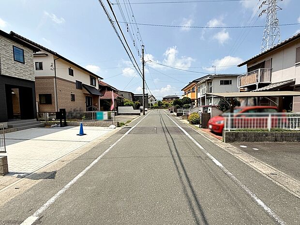 前面道路：北側約6ｍ幅。車通りが少なく、駐車が苦手な方でも安心の道路幅です  