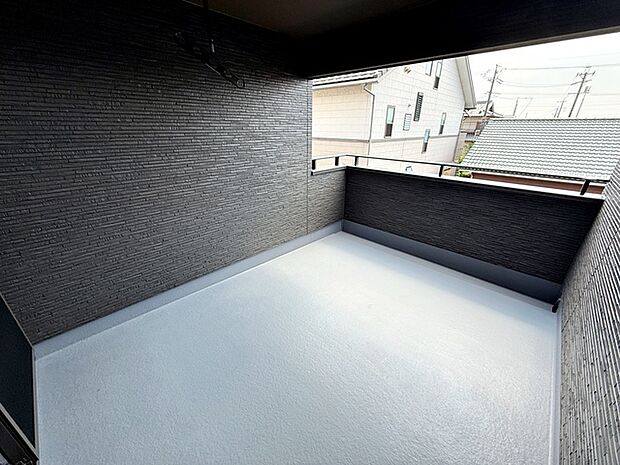 【バルコニー】 屋根のあるインナータイプのバルコニーだから、急な雨でも洗濯物が濡れにくくて安心