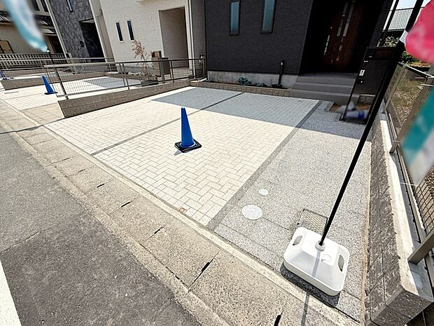 駐車スペースは2台分を確保！並列駐車が可能で車の出し入れもしやすく、運転の苦手な方にも安心です 