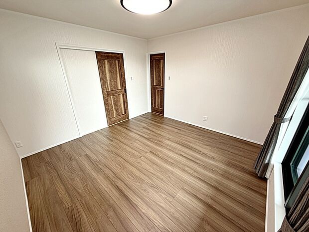 【洋室8帖】 大きなベッドを置いてもゆったり過ごせるプライベート空間です。ウォークインクローゼットも付いてます!