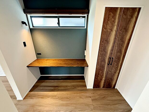 【ワークスペース】 LDKには造り付けのカウンターデスクがあります!カウンターデスクはお子様の勉強スペースやパソコンデスクとしても使えて便利です