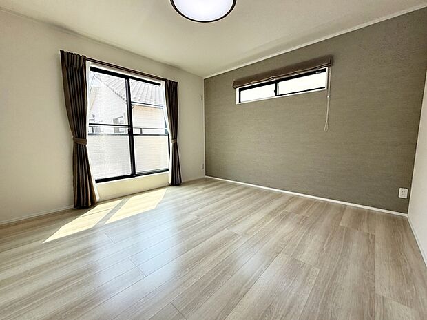 【洋室8帖】 南向きならではの恵まれた採光・通風。明るいお部屋は開放感がありますね。 