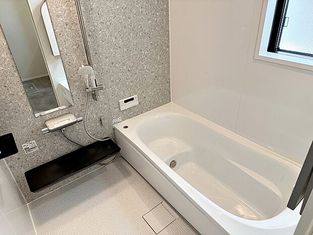 【浴室】 ゆったり入れる浴槽、一坪サイズのゆとりの空間。一日の疲れを癒してくれるくつろぎのバスタイムを…