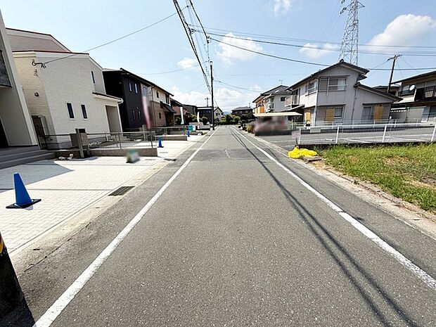 前面道路：北側約6ｍ幅、前面は車通りの少ない道路。お車の出し入れが苦手な方も安心ですね。  