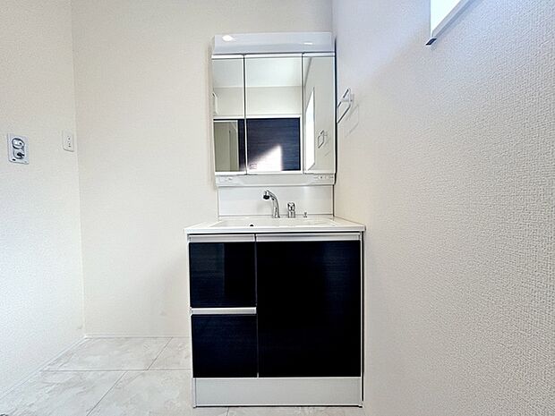 【洗面台】 洗面台の三面鏡の裏には収納があるので、見られたくないものの収納に便利 