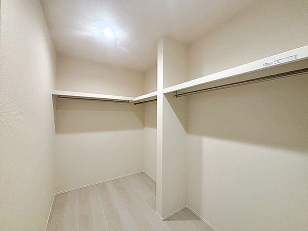 【ウォークインクローゼット】 WICは洋服、帽子、バッグなど全て収納可能！お部屋がスッキリ整理整頓できます！  