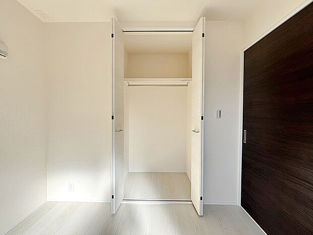 壁面クローゼットがあればタンスを置く必要がなく、出っ張りのないスッキリ空間を維持できます。  