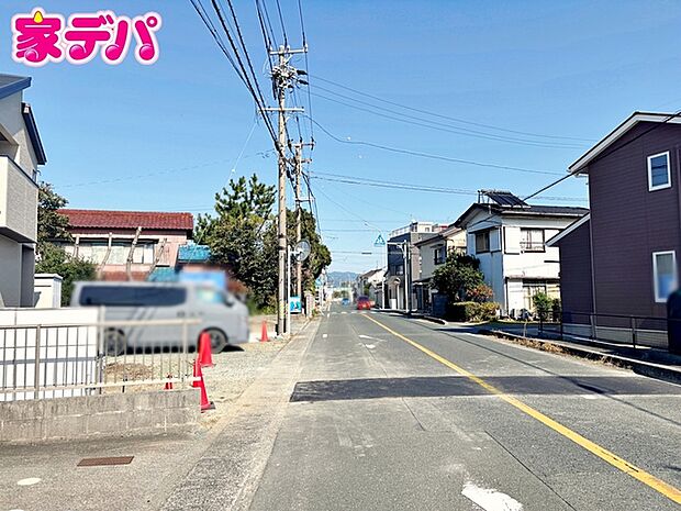 前面約9m幅の道路に面しており、通行や駐車の際に余裕がある広さです。運転が苦手な方でもラクラク!