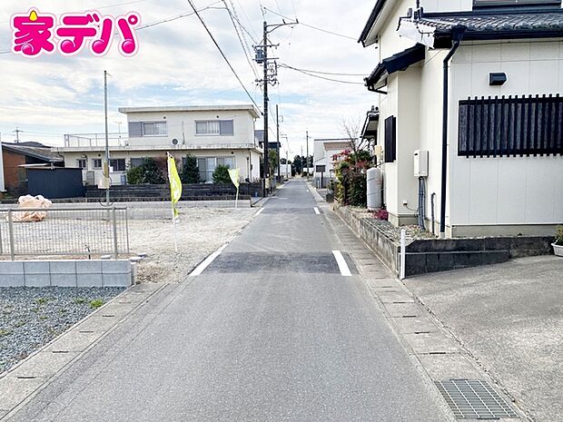 前面道路：西側約3.3ｍ幅