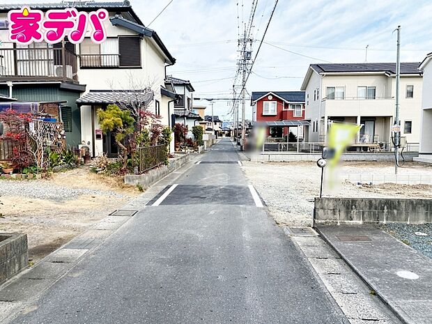 前面道路は車通り少ないのでお子様も安心して暮らせる環境です 
