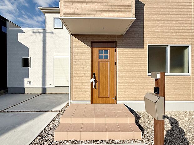 【玄関】 お洒落な玄関ポーチがご家族のお帰りを明るくお迎えしてくれます。