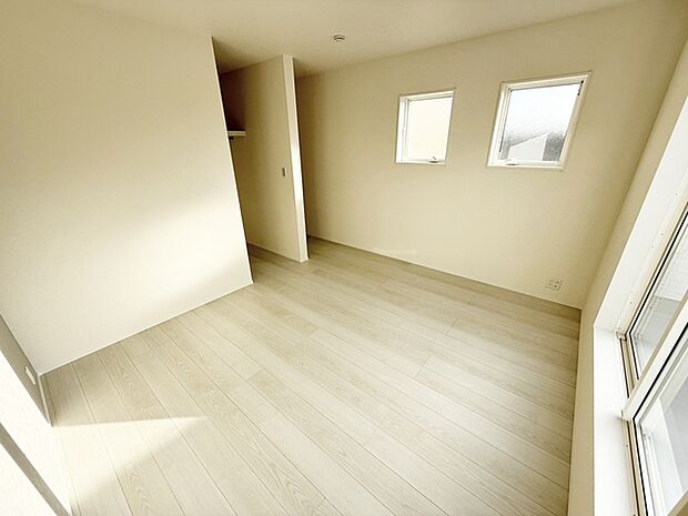 【洋室7.75帖】 キングサイズのベッドも置ける7.75帖のゆとりある主寝室。光も取り入れやすく明るい空間になっています。